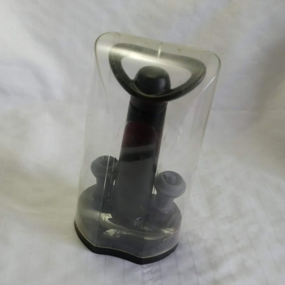 Set with wine preserver pump and stoppers to seal and preserve wine